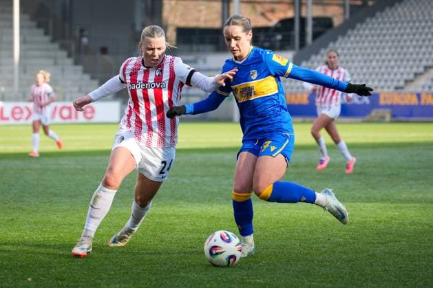 Fussball, Google Pixel Frauen-Bundesliga, 11.Spieltag, 2025 2026, SC Freiburg vs. Carl Zeiss Jena, 22.11.2025, Dreisamstadion, Freiburg,:Rieke Tietz (FC Carl Zeiss Jena Frauen, 17) Ingibjörg Sigurdardottir (SC Freiburg, Frauen 24) Freiburg Dreisamstadion Baden-Württemberg Deutschland Copyright: xFINLEYxMÖRCHx