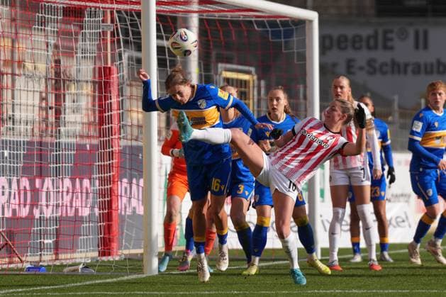 Lisa Gora (FC Carl Zeiss Jena Frauen, 16) im Zweikampf mit Greta Stegemann (SC Freiburg, 16) , Deutschland, Fussball, GooglePixel Frauen-Bundesliga, 11.Spieltag, 2025 2026, SC Freiburg vs. FC Carl Zeiss Jena, 22.11.2025, Dreisamstadion, Freiburg, Deutschland DFB REGULATIONS PROHIBIT ANY USE OF PHOTOGRAPHS AS IMAGE SEQUENCES AND OR QUASI-VIDEO. Freiburg Dreisamstadion Baden-Wuerttemberg Deutschland Copyright: xArnexAmbergx