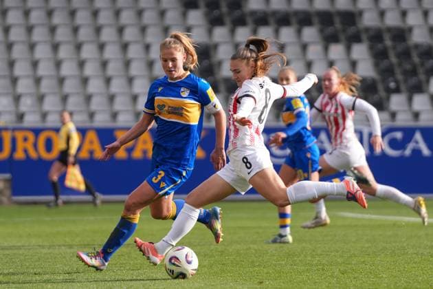 Alena Bienz (SC Freiburg, 08) am Ball , Deutschland, Fussball, GooglePixel Frauen-Bundesliga, 11.Spieltag, 2025 2026, SC Freiburg vs. FC Carl Zeiss Jena, 22.11.2025, Dreisamstadion, Freiburg, Deutschland DFB REGULATIONS PROHIBIT ANY USE OF PHOTOGRAPHS AS IMAGE SEQUENCES AND OR QUASI-VIDEO. Freiburg Dreisamstadion Baden-Wuerttemberg Deutschland Copyright: xArnexAmbergx