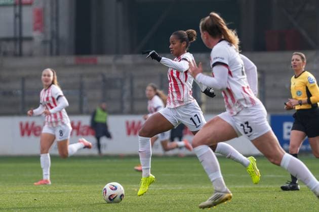 Aurà lie Csillag Aurelie Csillag (SC Freiburg, 17) am Ball , Deutschland, Fussball, GooglePixel Frauen-Bundesliga, 11.Spieltag, 2025 2026, SC Freiburg vs. FC Carl Zeiss Jena, 22.11.2025, Dreisamstadion, Freiburg, Deutschland DFB REGULATIONS PROHIBIT ANY USE OF PHOTOGRAPHS AS IMAGE SEQUENCES AND OR QUASI-VIDEO. Freiburg Dreisamstadion Baden-Wuerttemberg Deutschland Copyright: xArnexAmbergx