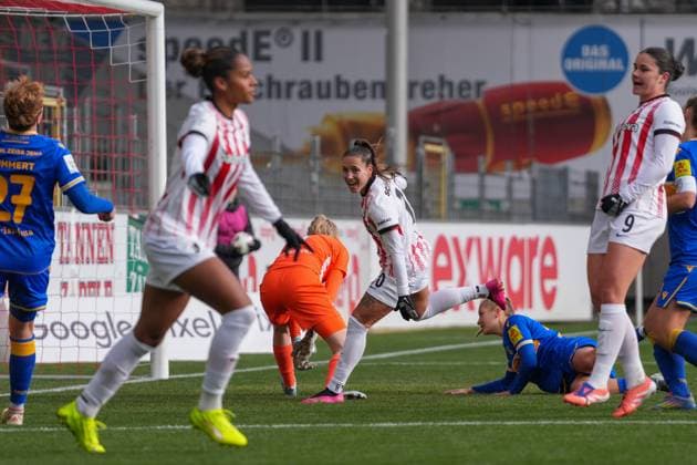 Selina Vobian (SC Freiburg, 10) und Aurà lie Csillag Aurelie Csillag (SC Freiburg, 17) Torjubel, Emotionen, Jubel, Torerfolg, Abschluss, Treffer , Deutschland, Fussball, GooglePixel Frauen-Bundesliga, 11.Spieltag, 2025 2026, SC Freiburg vs. FC Carl Zeiss Jena, 22.11.2025, Dreisamstadion, Freiburg, Deutschland DFB REGULATIONS PROHIBIT ANY USE OF PHOTOGRAPHS AS IMAGE SEQUENCES AND OR QUASI-VIDEO. Freiburg Dreisamstadion Baden-Wuerttemberg Deutschland Copyright: xArnexAmbergx