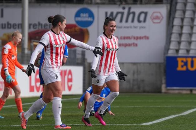 Svenja Fölmli Svenja Foelmli (SC Freiburg, 09) und Selina Vobian (SC Freiburg, 10) Torjubel, Emotionen, Jubel, Torerfolg, Abschluss, Treffer , Deutschland, Fussball, GooglePixel Frauen-Bundesliga, 11.Spieltag, 2025 2026, SC Freiburg vs. FC Carl Zeiss Jena, 22.11.2025, Dreisamstadion, Freiburg, Deutschland DFB REGULATIONS PROHIBIT ANY USE OF PHOTOGRAPHS AS IMAGE SEQUENCES AND OR QUASI-VIDEO. Freiburg Dreisamstadion Baden-Wuerttemberg Deutschland Copyright: xArnexAmbergx
