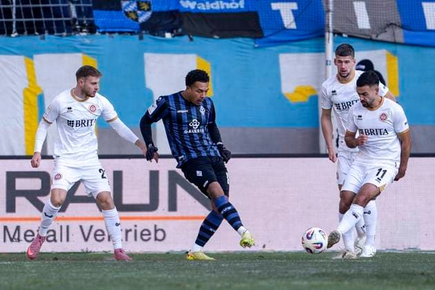 v.li.: Ole Wohlers (SVWW, 21), Samuel Abifade (SV Waldhof, 17), Jordy Gillekens (SVWW, 27), Tarik Gözüsirin (SVWW, 11), Zweikampf, Spielszene, Duell, duel, tackle, tackling, Dynamik, Action, Aktion, 22.11.2025, Mannheim (Deutschland), Fussball, 3. Liga, SV Waldhof Mannheim - SV Wehen Wiesbaden, DFB DFL REGULATIONS PROHIBIT ANY USE OF PHOTOGRAPHS AS IMAGE SEQUENCES AND OR QUASI-VIDEO.