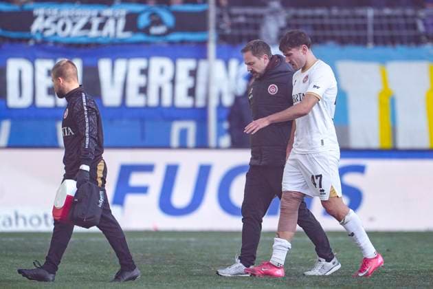 David Suarez Cardenes (SVWW, 47) muss ausgewechselt werden, verletzt, Verletzung, Verletzungspause, Action, Aktion, Spielszene, 22.11.2025, Mannheim (Deutschland), Fussball, 3. Liga, SV Waldhof Mannheim - SV Wehen Wiesbaden, DFB DFL REGULATIONS PROHIBIT ANY USE OF PHOTOGRAPHS AS IMAGE SEQUENCES AND OR QUASI-VIDEO.