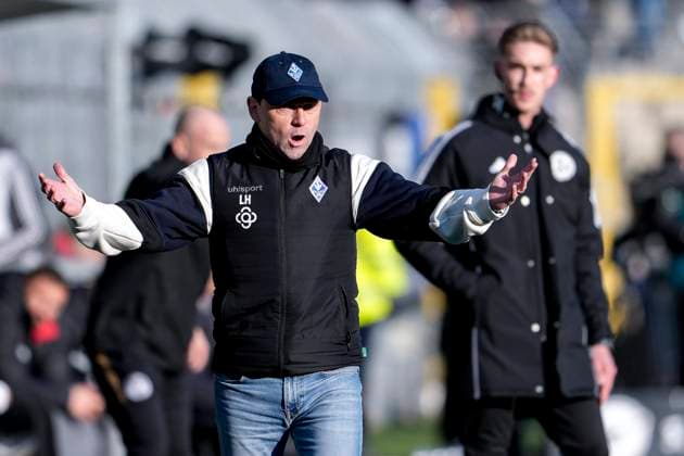Luc Holtz (Trainer, Cheftrainer, SV Waldhof), gibt Anweisungen, gestikuliert, mit den Armen gestikulieren, Einzelbild, Einzelfoto, Aktion, Action, 22.11.2025, Mannheim (Deutschland), Fussball, 3. Liga, SV Waldhof Mannheim - SV Wehen Wiesbaden, DFB DFL REGULATIONS PROHIBIT ANY USE OF PHOTOGRAPHS AS IMAGE SEQUENCES AND OR QUASI-VIDEO.