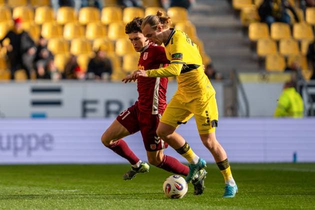 Lars Timo Gindorf (Alemannia Aachen, 23) im Zweikampf mit Leo Maetzler (Jahn Regensburg, 31) Alemannia Aachen vs. SSV Jahn Regensburg, Fussball, 3. Liga, 15. Spieltag, Saison 2025 2026, 22.11.2025 DFB REGULATIONS PROHIBIT ANY USE OF PHOTOGRAPHS AS IMAGE SEQUENCES AND OR QUASI-VIDEO Alemannia Aachen vs. SSV Jahn Regensburg, Fussball, 3. Liga, 15. Spieltag, Saison 2025 2026, 22.11.2025 Aachen Copyright: xEibner-Pressefoto J.xDerondeaux EP_JDU