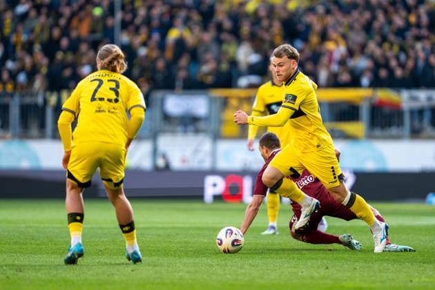 Mika Schroers (Alemannia Aachen, 30) gewinnt den Zweikampf Alemannia Aachen vs. SSV Jahn Regensburg, Fussball, 3. Liga, 15. Spieltag, Saison 2025 2026, 22.11.2025 DFB REGULATIONS PROHIBIT ANY USE OF PHOTOGRAPHS AS IMAGE SEQUENCES AND OR QUASI-VIDEO Alemannia Aachen vs. SSV Jahn Regensburg, Fussball, 3. Liga, 15. Spieltag, Saison 2025 2026, 22.11.2025 Aachen Copyright: xEibner-Pressefoto J.xDerondeaux EP_JDU