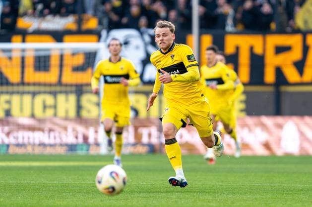 Mika Schroers (Alemannia Aachen, 30) geht zum Ball Alemannia Aachen vs. SSV Jahn Regensburg, Fussball, 3. Liga, 15. Spieltag, Saison 2025 2026, 22.11.2025 DFB REGULATIONS PROHIBIT ANY USE OF PHOTOGRAPHS AS IMAGE SEQUENCES AND OR QUASI-VIDEO Alemannia Aachen vs. SSV Jahn Regensburg, Fussball, 3. Liga, 15. Spieltag, Saison 2025 2026, 22.11.2025 Aachen Copyright: xEibner-Pressefoto J.xDerondeaux EP_JDU