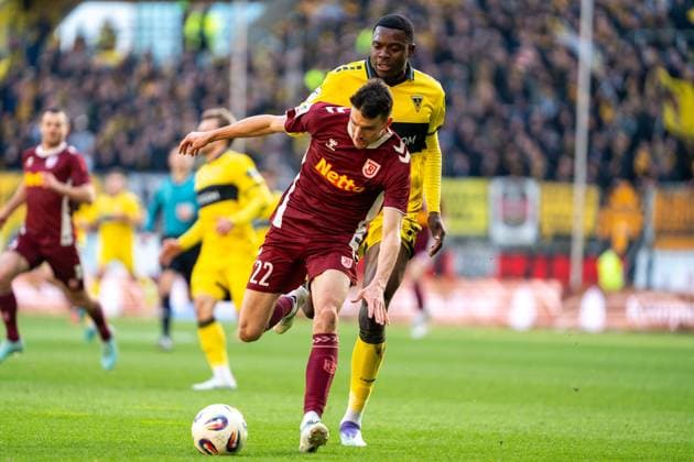 Sebastian Stolze (Jahn Regensburg, 22) im Duell mit Emmanuel Elekwa (Alemannia Aachen, 14) Alemannia Aachen vs. SSV Jahn Regensburg, Fussball, 3. Liga, 15. Spieltag, Saison 2025 2026, 22.11.2025 DFB REGULATIONS PROHIBIT ANY USE OF PHOTOGRAPHS AS IMAGE SEQUENCES AND OR QUASI-VIDEO Alemannia Aachen vs. SSV Jahn Regensburg, Fussball, 3. Liga, 15. Spieltag, Saison 2025 2026, 22.11.2025 Aachen Copyright: xEibner-Pressefoto J.xDerondeaux EP_JDU