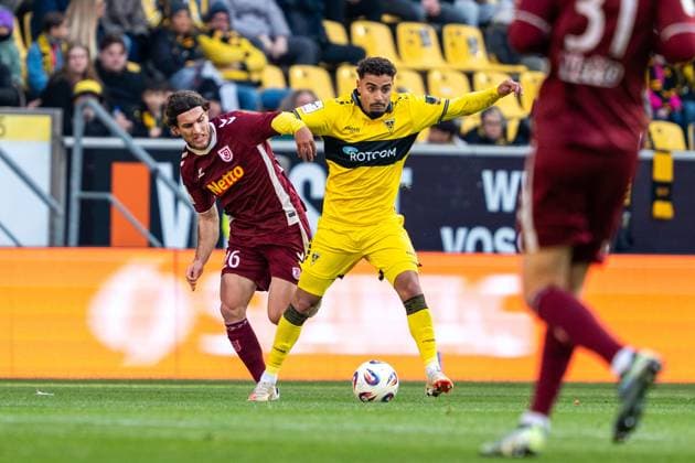 Mehdi Loune (Alemannia Aachen, 11) im Duell mit Benedikt Bauer (Jahn Regensburg, 26) Alemannia Aachen vs. SSV Jahn Regensburg, Fussball, 3. Liga, 15. Spieltag, Saison 2025 2026, 22.11.2025 DFB REGULATIONS PROHIBIT ANY USE OF PHOTOGRAPHS AS IMAGE SEQUENCES AND OR QUASI-VIDEO Alemannia Aachen vs. SSV Jahn Regensburg, Fussball, 3. Liga, 15. Spieltag, Saison 2025 2026, 22.11.2025 Aachen Copyright: xEibner-Pressefoto J.xDerondeaux EP_JDU