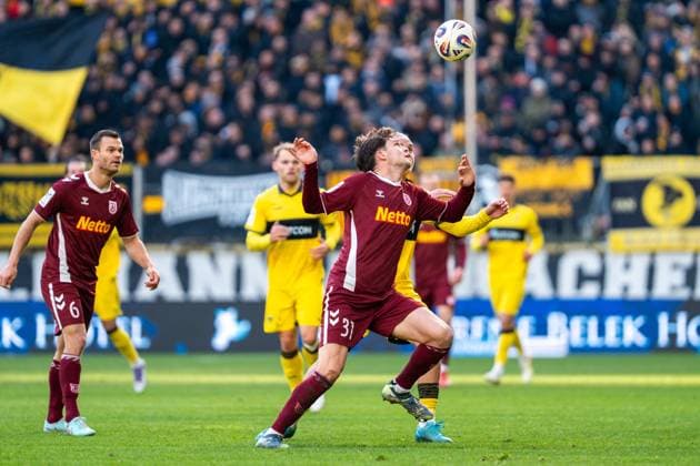 Leo Maetzler (Jahn Regensburg, 31) und Lars Timo Gindorf (Alemannia Aachen, 23) gehen zum Kopfball Alemannia Aachen vs. SSV Jahn Regensburg, Fussball, 3. Liga, 15. Spieltag, Saison 2025 2026, 22.11.2025 DFB REGULATIONS PROHIBIT ANY USE OF PHOTOGRAPHS AS IMAGE SEQUENCES AND OR QUASI-VIDEO Alemannia Aachen vs. SSV Jahn Regensburg, Fussball, 3. Liga, 15. Spieltag, Saison 2025 2026, 22.11.2025 Aachen Copyright: xEibner-Pressefoto J.xDerondeaux EP_JDU