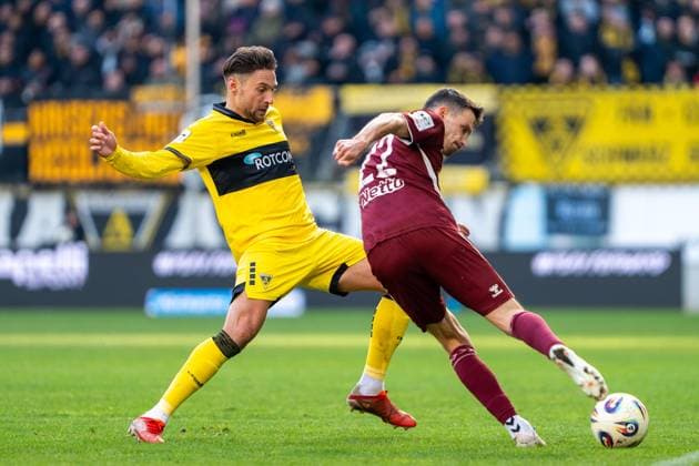 Sasa Strujic (Alemannia Aachen, 05) blockt den Pass von Sebastian Stolze (Jahn Regensburg, 22) Alemannia Aachen vs. SSV Jahn Regensburg, Fussball, 3. Liga, 15. Spieltag, Saison 2025 2026, 22.11.2025 DFB REGULATIONS PROHIBIT ANY USE OF PHOTOGRAPHS AS IMAGE SEQUENCES AND OR QUASI-VIDEO Alemannia Aachen vs. SSV Jahn Regensburg, Fussball, 3. Liga, 15. Spieltag, Saison 2025 2026, 22.11.2025 Aachen Copyright: xEibner-Pressefoto J.xDerondeaux EP_JDU