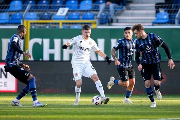 v.li.: Adama Diakhaby (SV Waldhof, 27), Niklas May (SVWW, 5), Seyhan Yigit (SV Waldhof, 18), Lukas Klünter (SV Waldhof, 24), Zweikampf, Spielszene, Duell, duel, tackle, tackling, Dynamik, Action, Aktion, 22.11.2025, Mannheim (Deutschland), Fussball, 3. Liga, SV Waldhof Mannheim - SV Wehen Wiesbaden, DFB DFL REGULATIONS PROHIBIT ANY USE OF PHOTOGRAPHS AS IMAGE SEQUENCES AND OR QUASI-VIDEO.