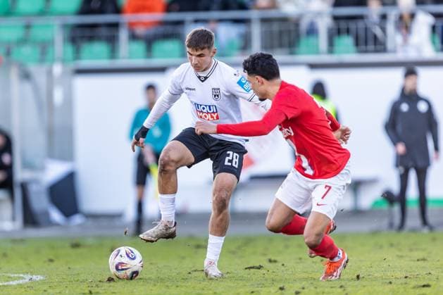 Fussball, Saison 2025 2026, 3. Liga, Eilenriedstadion Hannover, 15. Spieltag, TSV Havelse - SSV Ulm 1846 Fußball, 22.11.2025 22.11.2025, Fussball, Saison 2025 2026, 3. Liga, Eilenriedstadion Hannover, 15. Spieltag, TSV Havelse - SSV Ulm 1846 Fußball, v.l. 28 Max Scholze (SSV Ulm 1846 Fußball), 7 Emre Aytun (TSV Havelse) Foto: Lucca Fundel Hannover Eilenriedstadion Niedersachsen Deutschland