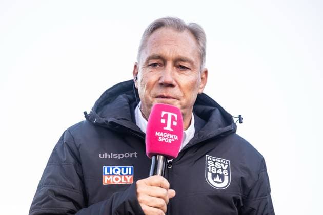 Fussball, Saison 2025 2026, 3. Liga, Eilenriedstadion Hannover, 15. Spieltag, TSV Havelse - SSV Ulm 1846 Fußball, 22.11.2025 22.11.2025, Fussball, Saison 2025 2026, 3. Liga, Eilenriedstadion Hannover, 15. Spieltag, TSV Havelse - SSV Ulm 1846 Fußball, Freisteller Einzelbild Portrait Porträt der neue Geschäftsführer Stephan Schwarz (SSV Ulm 1846 Fußball) Foto: Lucca Fundel Hannover Eilenriedstadion Niedersachsen Deutschland