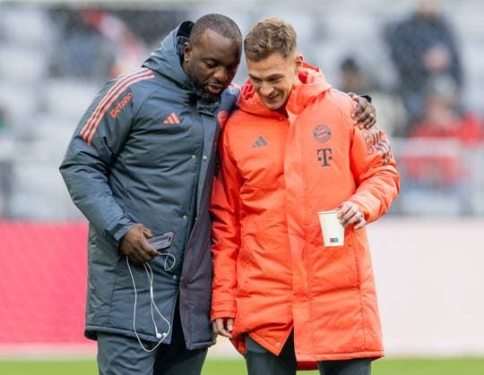 Floribert Ngalula (Co-Trainer, FC Bayern Muenchen) mit Joshua Kimmich (FC Bayern Muenchen, 6) bei der Platzbesichtigung vor der Partie GER, FC Bayern Muenchen vs. SC Freiburg, Fussball, Bundesliga, 11. Spieltag, Spielzeit 2025 2026, 22.11.2025. (DFL DFB REGULATIONS PROHIBIT ANY USE OF PHOTOGRAPHS as IMAGE SEQUENCES and or QUASI-VIDEO). GER, FC Bayern Muenchen vs. SC Freiburg, Fussball, Bundesliga, 11. Spieltag, Spielzeit 2025 2026, 22.11.2025. Muenchen Copyright: xEibner-Pressefoto HeikexFeinerx EP_HFR