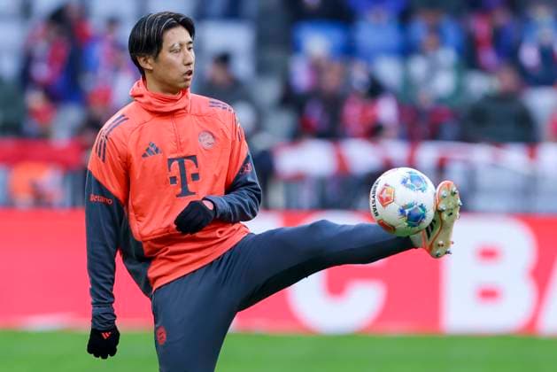 Hiroki Ito (FC Bayern Muenchen) kontrolliert den Ball, Bundesliga, FC Bayern München v Club Freiburg, Allianz Arena am 22. November 2025 in München, Deutschland. (Foto von Marco Steinbrenner DeFodi Images) Hiroki Ito (FC Bayern Muenchen) controls the ball, Bundesliga, FC Bayern München v Sport-Club Freiburg, Allianz Arena, November 22, 2025 in München, Germany. (Photo by Marco Steinbrenner DeFodi Images) DFL regulations prohibit any use of photographs as image sequences and or quasi-video.