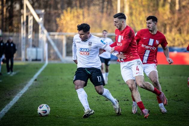 Fussball, Saison 2025 2026, 3. Liga, Eilenriedstadion Hannover, 15. Spieltag, TSV Havelse - SSV Ulm 1846 Fußball, 22.11.2025 22.11.2025, Fussball, Saison 2025 2026, 3. Liga, Eilenriedstadion Hannover, 15. Spieltag, TSV Havelse - SSV Ulm 1846 Fußball, v.l. 17 Paul-Philipp Besong (SSV Ulm 1846 Fußball), 4 Besfort Kolgeci (TSV Havelse) Foto: Lucca Fundel Hannover Eilenriedstadion Niedersachsen Deutschland