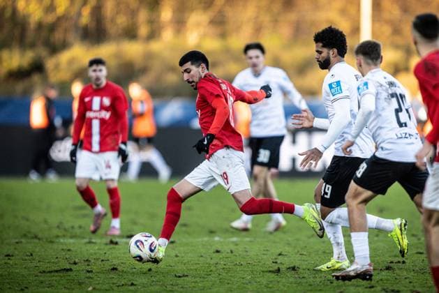 Fussball, Saison 2025 2026, 3. Liga, Eilenriedstadion Hannover, 15. Spieltag, TSV Havelse - SSV Ulm 1846 Fußball, 22.11.2025 22.11.2025, Fussball, Saison 2025 2026, 3. Liga, Eilenriedstadion Hannover, 15. Spieltag, TSV Havelse - SSV Ulm 1846 Fußball, v.l. 19 Nassim Bouje (TSV Havelse)llab, 49 Andre Becker (SSV Ulm 1846 Fußball) Foto: Lucca Fundel Hannover Eilenriedstadion Niedersachsen Deutschland