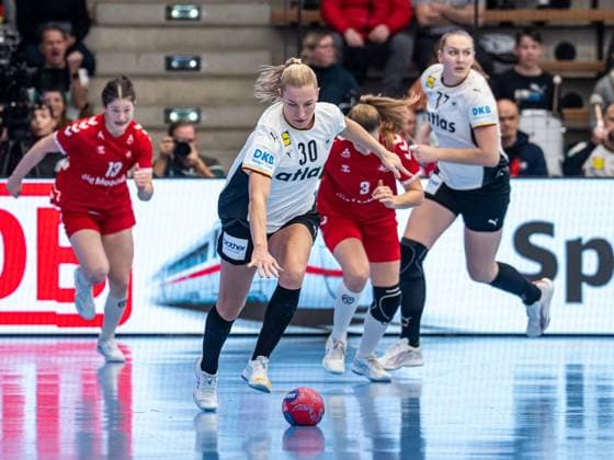 Jenny Behrend (Deutschland, 30) mit Tempo am Ball, Deutschland vs. Schweiz, Handball, Laenderspiel, Frauen, Spielzeit 2025 2026, 22.11.2025, Deutschland vs. Schweiz, Handball, Laenderspiel, Frauen, Spielzeit 2025 2026, 22.11.2025 Goeppingen Copyright: xEibner-Pressefoto MichaelxSchmidx EP_MST