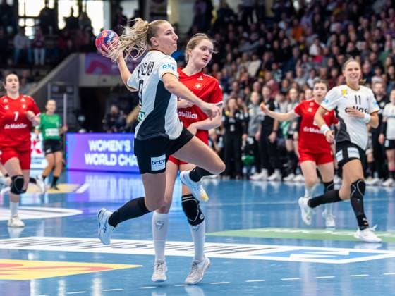 Jenny Behrend (Deutschland, 30) beim Tempogegenstoss, Deutschland vs. Schweiz, Handball, Laenderspiel, Frauen, Spielzeit 2025 2026, 22.11.2025, Deutschland vs. Schweiz, Handball, Laenderspiel, Frauen, Spielzeit 2025 2026, 22.11.2025 Goeppingen Copyright: xEibner-Pressefoto MichaelxSchmidx EP_MST