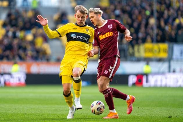 Mika Schroers (Alemannia Aachen, 30) im Duell mit Nick Seidel (Jahn Regensburg, 33) Alemannia Aachen vs. SSV Jahn Regensburg, Fussball, 3. Liga, 15. Spieltag, Saison 2025 2026, 22.11.2025 DFB REGULATIONS PROHIBIT ANY USE OF PHOTOGRAPHS AS IMAGE SEQUENCES AND OR QUASI-VIDEO Alemannia Aachen vs. SSV Jahn Regensburg, Fussball, 3. Liga, 15. Spieltag, Saison 2025 2026, 22.11.2025 Aachen Copyright: xEibner-Pressefoto J.xDerondeaux EP_JDU