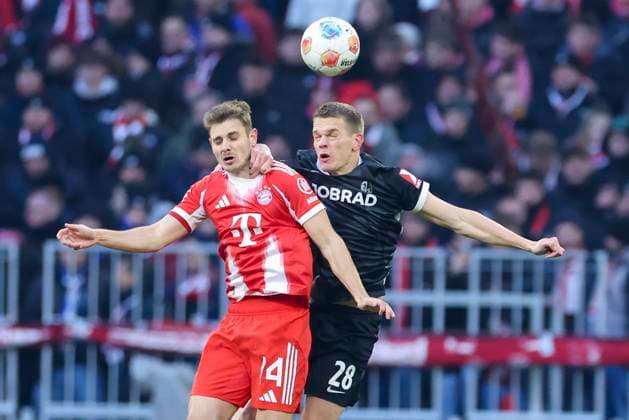 Josip Stanisic (FC Bayern Muenchen) und Matthias Ginter (SC Freiburg) kaempfen um den Ball, Bundesliga, FC Bayern München v Club Freiburg, Allianz Arena am 22. November 2025 in München, Deutschland. (Foto von Marco Steinbrenner DeFodi Images) Josip Stanisic (FC Bayern Muenchen) und Matthias Ginter (SC Freiburg) battle for the ball, Bundesliga, FC Bayern München v Sport-Club Freiburg, Allianz Arena, November 22, 2025 in München, Germany. (Photo by Marco Steinbrenner DeFodi Images) DFL regulations prohibit any use of photographs as image sequences and or quasi-video.