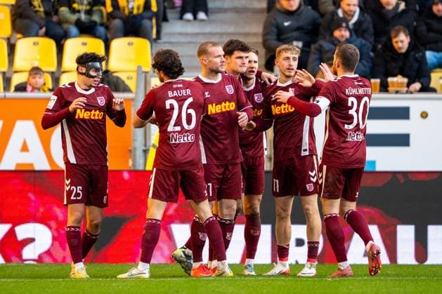 Die Mannschaft des SSV Jahn Regensburg bejubelt das Tor zum 2:0 durch Eric Hottmann (Jahn Regensburg, 21) Alemannia Aachen vs. SSV Jahn Regensburg, Fussball, 3. Liga, 15. Spieltag, Saison 2025 2026, 22.11.2025 DFB REGULATIONS PROHIBIT ANY USE OF PHOTOGRAPHS AS IMAGE SEQUENCES AND OR QUASI-VIDEO Alemannia Aachen vs. SSV Jahn Regensburg, Fussball, 3. Liga, 15. Spieltag, Saison 2025 2026, 22.11.2025 Aachen Copyright: xEibner-Pressefoto J.xDerondeaux EP_JDU