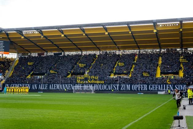 Die Fans der Alemannia gedenken der Opfer des Holocaust Alemannia Aachen vs. SSV Jahn Regensburg, Fussball, 3. Liga, 15. Spieltag, Saison 2025 2026, 22.11.2025 DFB REGULATIONS PROHIBIT ANY USE OF PHOTOGRAPHS AS IMAGE SEQUENCES AND OR QUASI-VIDEO Alemannia Aachen vs. SSV Jahn Regensburg, Fussball, 3. Liga, 15. Spieltag, Saison 2025 2026, 22.11.2025 Aachen Copyright: xEibner-Pressefoto J.xDerondeaux EP_JDU