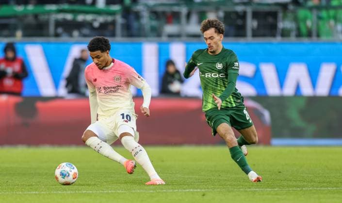 DEU, Wolfsburg, VfL Wolfsburg vs Bayer Leverkusen, Bundesliga, DFB, Saison 2526, Volkswagen Arena, 11. Spieltag, im Bild v.l.n.r: Malik Tillman (Bayer Leverkusen 10), Aaron Zehnter (VfL Wolfsburg 25) DFB DFL REGULATIONS PROHIBIT ANY USE OF PHOTOGRAPHS AS IMAGE SEQUENCES AND OR QUASI-VIDEO, 22.11.2025 Copyright: HMBxMedia HendrikxHamelau
