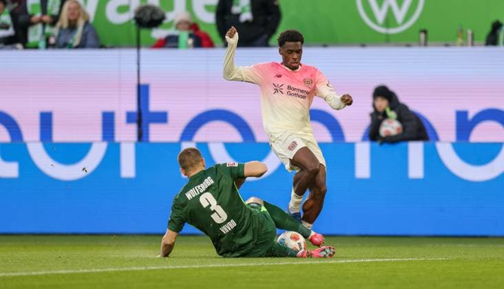 DEU, Wolfsburg, VfL Wolfsburg vs Bayer Leverkusen, Bundesliga, DFB, Saison 2526, Volkswagen Arena, 11. Spieltag, im Bild v.l.n.r: Denis Vavro (VfL Wolfsburg 3), Ernest Poku (Bayer Leverkusen 19), Zweikampf DFB DFL REGULATIONS PROHIBIT ANY USE OF PHOTOGRAPHS AS IMAGE SEQUENCES AND OR QUASI-VIDEO, 22.11.2025 Copyright: HMBxMedia HendrikxHamelau