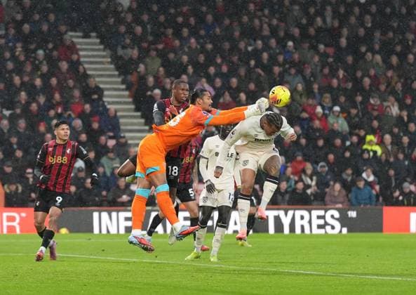 Alphonse Areola goalkeeper of West Ham United punches the ball away from goal. AFC Bournemouth v West Ham United, Premier League, Football, Vitality Stadium, Bournemouth, UK - 22 Nov 2025Bournemouth Vitality Stadium United Kingdom EDITORIAL USE ONLY No use with unauthorised audio, video, data, fixture lists, club league logos or live services. Online in-match use limited to 120 images, no video emulation. No use in betting, games or single club league player publications. Copyright: xSeanxRyan Shutterstockx 15860645j