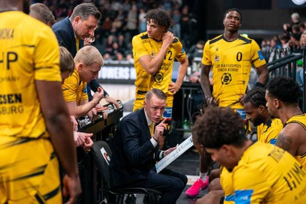 Mikko Riipinen (MHP RIESEN Ludwigsburg, Head-Coach) beim Huddle, GER, Veolia Towers Hamburg vs MHP Riesen Ludwigsburg, Basketball, Bundesliga, Spieltag 8, Saison 2025 2026, 22.11.2025 GER, Veolia Towers Hamburg vs MHP Riesen Ludwigsburg, Basketball, Bundesliga, Spieltag 8, Saison 2025 2026, 22.11.2025 Hamburg Copyright: xEibner-Pressefoto MaxxVincenx EP_MVN