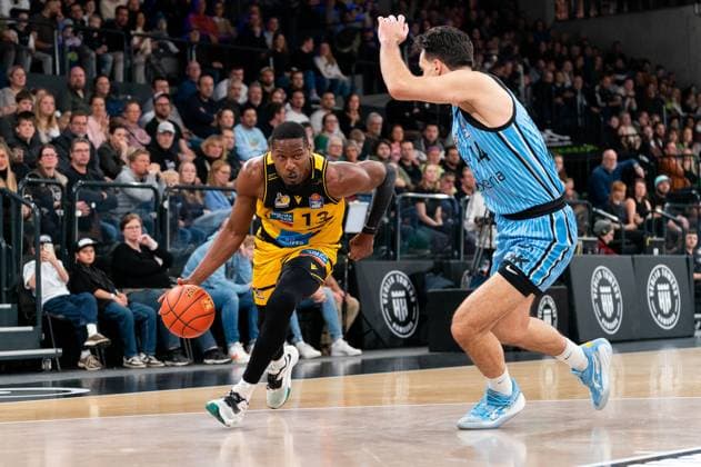 Yorman Polas Bartolo (MHP RIESEN Ludwigsburg, 13) im Dribbling gegen Benedikt Turudic (Veolia Towers Hamburg, 44), GER, Veolia Towers Hamburg vs MHP Riesen Ludwigsburg, Basketball, Bundesliga, Spieltag 8, Saison 2025 2026, 22.11.2025 GER, Veolia Towers Hamburg vs MHP Riesen Ludwigsburg, Basketball, Bundesliga, Spieltag 8, Saison 2025 2026, 22.11.2025 Hamburg Copyright: xEibner-Pressefoto MaxxVincenx EP_MVN
