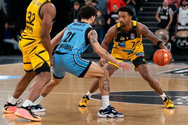 Elijah Hughes (MHP RIESEN Ludwigsburg, 07) im Dribbling gegen Devon Daniels (Veolia Towers Hamburg, 21), GER, Veolia Towers Hamburg vs MHP Riesen Ludwigsburg, Basketball, Bundesliga, Spieltag 8, Saison 2025 2026, 22.11.2025 GER, Veolia Towers Hamburg vs MHP Riesen Ludwigsburg, Basketball, Bundesliga, Spieltag 8, Saison 2025 2026, 22.11.2025 Hamburg Copyright: xEibner-Pressefoto MaxxVincenx EP_MVN