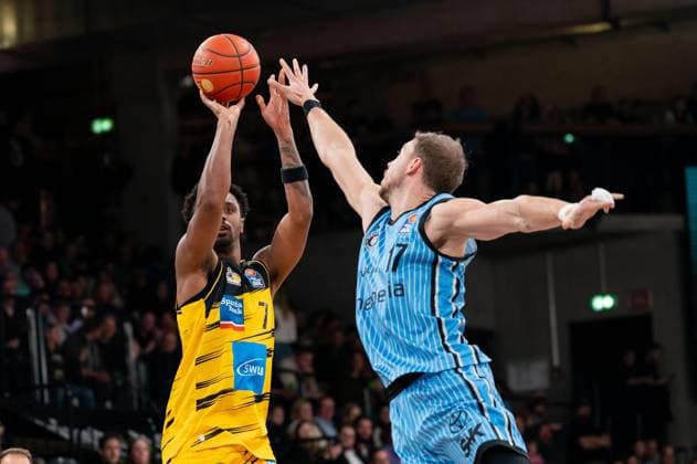 Elijah Hughes (MHP RIESEN Ludwigsburg, 07) beim Wurf, Niklas Wimberg (Veolia Towers Hamburg, 17), GER, Veolia Towers Hamburg vs MHP Riesen Ludwigsburg, Basketball, Bundesliga, Spieltag 8, Saison 2025 2026, 22.11.2025 GER, Veolia Towers Hamburg vs MHP Riesen Ludwigsburg, Basketball, Bundesliga, Spieltag 8, Saison 2025 2026, 22.11.2025 Hamburg Copyright: xEibner-Pressefoto MaxxVincenx EP_MVN