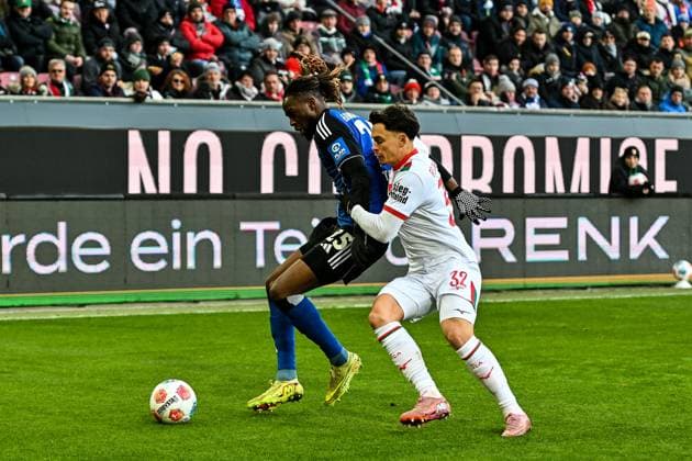 GER, 1. FBL, FC Augsburg vs Hamburger SV 22.11.2025, WWK-Arena, Augsburg, GER, 1. FBL, FC Augsburg vs Hamburger SV, im Bild Jordan Torunarigha (Hamburger SV, 25), Fabian Rieder (FC Augsburg, 32)