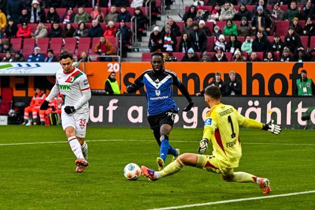 GER, 1. FBL, FC Augsburg vs Hamburger SV 22.11.2025, WWK-Arena, Augsburg, GER, 1. FBL, FC Augsburg vs Hamburger SV, im Bild nicht anerkanntes Tor durch Fabian Rieder (FC Augsburg, 32), Jordan Torunarigha (Hamburger SV, 25), Daniel Heuer Fernandes (Hamburger SV, 1)