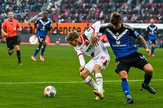GER, 1. FBL, FC Augsburg vs Hamburger SV 22.11.2025, WWK-Arena, Augsburg, GER, 1. FBL, FC Augsburg vs Hamburger SV, im Bild Anton Kade (FC Augsburg, 30), Luka Vuskovic (Hamburger SV, 44)