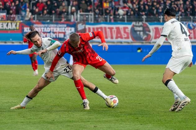 Kein Durchkommen von Adrian Beck (FC Heidenheim, 21) gegen Rocco Reitz (Borussia Mönchengladbach, 27) und Kevin Diks (Borussia Mönchengladbach, 04), GER, 1. FC Heidenheim 1846 vs. Borussia Mönchengladbach, Fussball, 1. Bundesliga, 11. Spieltag, Spielzeit 2025 2026, 22.11.2025, DFL REGULATIONS PROHIBIT ANY USE OF PHOTOGRAPHS AS IMAGE SEQUENCES AND OR QUASI-VIDEO, GER, 1. FC Heidenheim 1846 vs. Borussia Mönchengladbach, Fussball, 1. Bundesliga, 11. Spieltag, Spielzeit 2025 2026, 22.11.2025, Heidenheim Copyright: xEibner-Pressefoto EdwardxCheungx EP_ECG