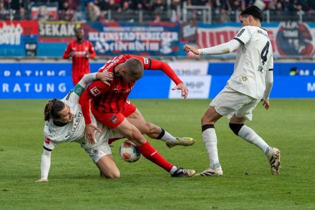 Kein Durchkommen von Adrian Beck (FC Heidenheim, 21) gegen Rocco Reitz (Borussia Mönchengladbach, 27) und Kevin Diks (Borussia Mönchengladbach, 04), GER, 1. FC Heidenheim 1846 vs. Borussia Mönchengladbach, Fussball, 1. Bundesliga, 11. Spieltag, Spielzeit 2025 2026, 22.11.2025, DFL REGULATIONS PROHIBIT ANY USE OF PHOTOGRAPHS AS IMAGE SEQUENCES AND OR QUASI-VIDEO, GER, 1. FC Heidenheim 1846 vs. Borussia Mönchengladbach, Fussball, 1. Bundesliga, 11. Spieltag, Spielzeit 2025 2026, 22.11.2025, Heidenheim Copyright: xEibner-Pressefoto EdwardxCheungx EP_ECG