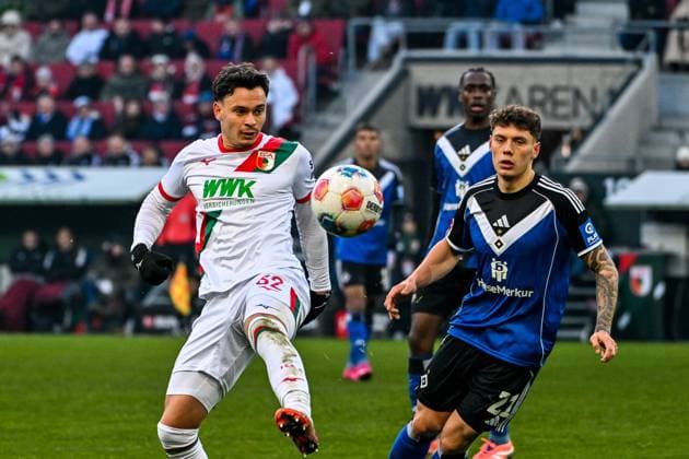 GER, 1. FBL, FC Augsburg vs Hamburger SV 22.11.2025, WWK-Arena, Augsburg, GER, 1. FBL, FC Augsburg vs Hamburger SV, im Bild Fabian Rieder (FC Augsburg, 32), Nicolai Remberg (Hamburger SV, 21)