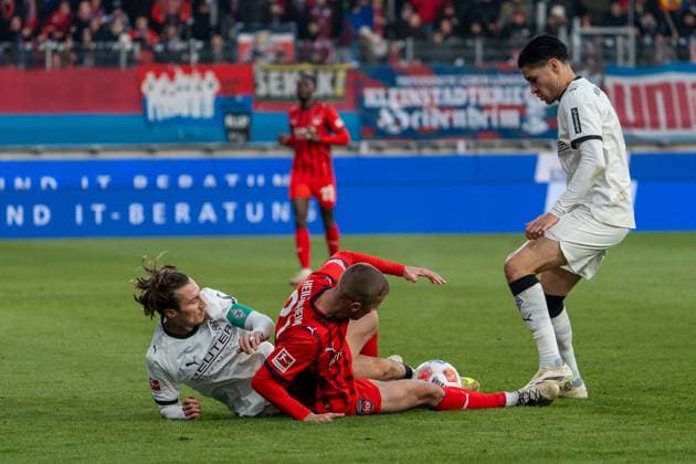 Kein Durchkommen von Adrian Beck (FC Heidenheim, 21) gegen Rocco Reitz (Borussia Mönchengladbach, 27) und Kevin Diks (Borussia Mönchengladbach, 04), GER, 1. FC Heidenheim 1846 vs. Borussia Mönchengladbach, Fussball, 1. Bundesliga, 11. Spieltag, Spielzeit 2025 2026, 22.11.2025, DFL REGULATIONS PROHIBIT ANY USE OF PHOTOGRAPHS AS IMAGE SEQUENCES AND OR QUASI-VIDEO, GER, 1. FC Heidenheim 1846 vs. Borussia Mönchengladbach, Fussball, 1. Bundesliga, 11. Spieltag, Spielzeit 2025 2026, 22.11.2025, Heidenheim Copyright: xEibner-Pressefoto EdwardxCheungx EP_ECG