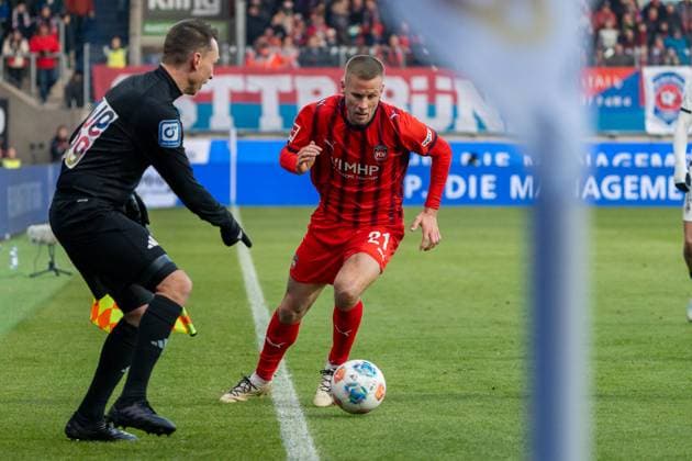 Adrian Beck (FC Heidenheim, 21) kann den Ball im Spielfeld halten, GER, 1. FC Heidenheim 1846 vs. Borussia Mönchengladbach, Fussball, 1. Bundesliga, 11. Spieltag, Spielzeit 2025 2026, 22.11.2025, DFL REGULATIONS PROHIBIT ANY USE OF PHOTOGRAPHS AS IMAGE SEQUENCES AND OR QUASI-VIDEO, GER, 1. FC Heidenheim 1846 vs. Borussia Mönchengladbach, Fussball, 1. Bundesliga, 11. Spieltag, Spielzeit 2025 2026, 22.11.2025, Heidenheim Copyright: xEibner-Pressefoto EdwardxCheungx EP_ECG