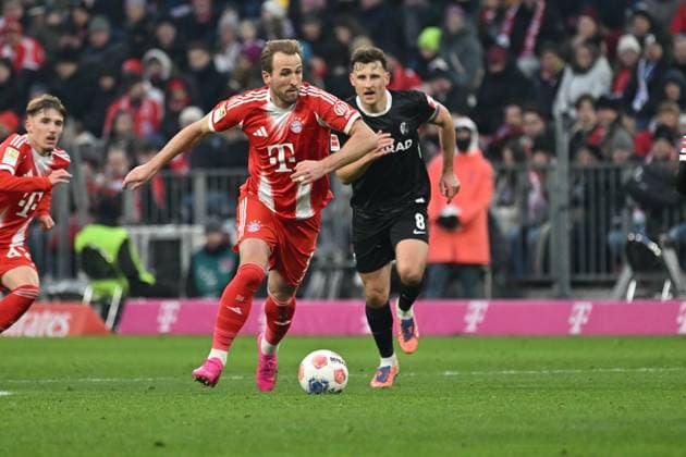GER, Bayern, Muenchen, Fussball, FC Bayern Muenchen - SC Freiburg, in der Allianz Arena, Muenchen, Bundesliga, 11. Spieltag, 22.11.25, v.l. Harry Kane (FC Bayern Muenchen, 9), Maximilian Eggestein (SC Freiburg, 8), im Zweikampf um den Ball, im Angriff DFL DFB regulations prohibit any use of photographs as image sequences and or quasi-video, Copyright: HMB-Media MichaelxNibel