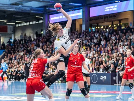 Viola Leuchter (Deutschland, 77) setzt sich durch, Deutschland vs. Schweiz, Handball, Laenderspiel, Frauen, Spielzeit 2025 2026, 22.11.2025, Deutschland vs. Schweiz, Handball, Laenderspiel, Frauen, Spielzeit 2025 2026, 22.11.2025 Goeppingen Copyright: xEibner-Pressefoto MichaelxSchmidx EP_MST