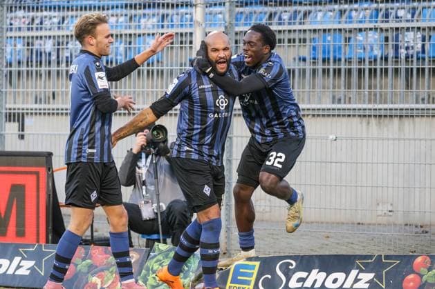 Terrence Boyd (SV Waldhof Mannheim, 13), Torschütze zum 1:0, Tor und Torjubel, Gestik, Freude, Emotionen. Nicklas Shipnoski (SV Waldhof Mannheim, 7), Kennedy Okpala (SV Waldhof Mannheim, 32) Fussball: 3. Liga, 15. Spieltag, SV Waldhof Mannheim vs. SV Wehen Wiesbaden am 22.11.2025 in Mannheim (Carl-Benz-Stadion), Deutschland Mannheim Carl-Benz-Stadion Deutschland Copyright: xFranzxReindelx