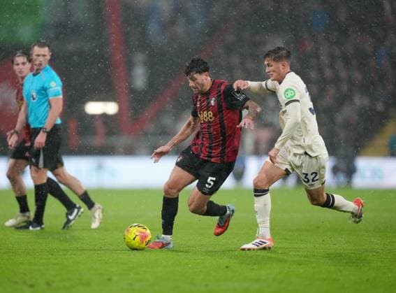 Marcos Senesi of Bournemouth and Freddie Potts of West Ham United. AFC Bournemouth v West Ham United, Premier League, Football, Vitality Stadium, Bournemouth, UK - 22 Nov 2025Bournemouth Vitality Stadium United Kingdom EDITORIAL USE ONLY No use with unauthorised audio, video, data, fixture lists, club league logos or live services. Online in-match use limited to 120 images, no video emulation. No use in betting, games or single club league player publications. Copyright: xSeanxRyan Shutterstockx 15860645t
