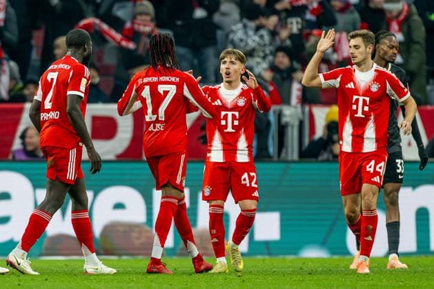 Vorlagengeber Lennart Karl (FC Bayern Muenchen, 42) bejubelt mit Michael Olise (FC Bayern Muenchen, 17) dessen Tor zum 2:2 - Ausgleich, mit dabei Dayot Upamecano (FC Bayern Muenchen, 2) und Josip Stanisic (FC Bayern Muenchen, 44) GER, FC Bayern Muenchen vs. SC Freiburg, Fussball, Bundesliga, 11. Spieltag, Spielzeit 2025 2026, 22.11.2025. (DFL DFB REGULATIONS PROHIBIT ANY USE OF PHOTOGRAPHS as IMAGE SEQUENCES and or QUASI-VIDEO). GER, FC Bayern Muenchen vs. SC Freiburg, Fussball, Bundesliga, 11. Spieltag, Spielzeit 2025 2026, 22.11.2025. Muenchen Copyright: xEibner-Pressefoto HeikexFeinerx EP_HFR