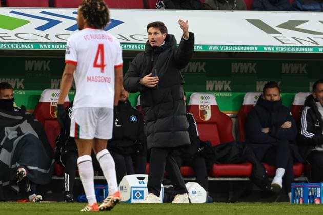 Merlin Polzin (Hamburger SV, Cheftrainer) am Spielfeldrand GER, FC Augsburg vs. Hamburger SV, 1.Bundesliga Fussball, 11. Spieltag, Saison 2025 2026, 22.11.2025 DFB DFL REGULATIONS PROHIBIT ANY USE OF PHOTOGRAPHS AS IMAGE SEQUENCES AND OR QUASI-VIDEO GER, FC Augsburg vs. Hamburger SV, 1.Bundesliga Fussball, 11. Spieltag, Saison 2025 2026, 22.11.2025 Augsburg Copyright: xEibner-Pressefoto RogerxBuerkex EP_RBE